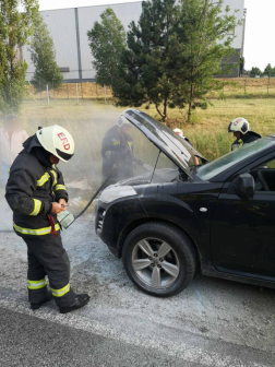 Tűzoltók visszahűtötték a felhevült fém alkatrészeket