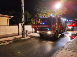 A dabasi hivatásos tűzoltók vonultak a helyszínre.