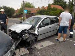 Az összetört autók forgalmi akadályt okoztak