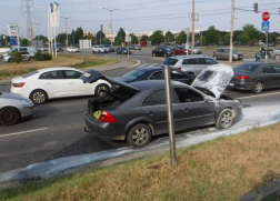 Kigyulladt egy gépkocsi motortere Dunaharasztiban