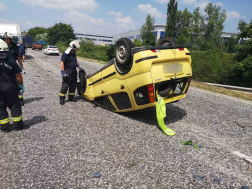 Felborult egy utánfutót vontató személygépkocsi