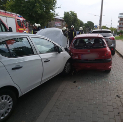 Parkoló gépkocsiknak ütközött egy személyautó Százhalombattán