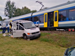 A vonat a sínek mellé lökte a kisteherautót