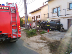 Ház oldalába csapódott egy személygépkocsi Kistarcsán