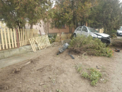 Kerítésnek ütközött egy gépkocsi Abonyban