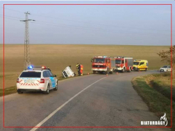 A tűzoltók áramtalanították a gépkocsit