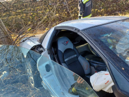 Lesodródott az útról a gépkocsi
