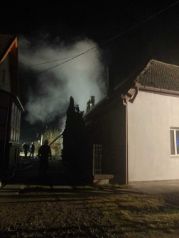 A tűz átterjedt a ház tetőszerkezetére is
