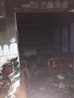 Az oltást követően a tűzoltók átszellőztették az éttermet és a lakásokat