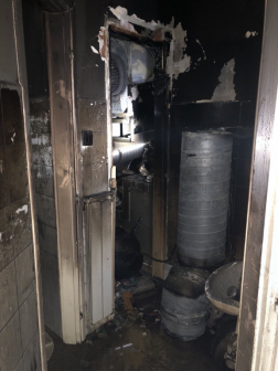 Az oltást követően a tűzoltók átvizsgálták az éttermet és a lakásokat