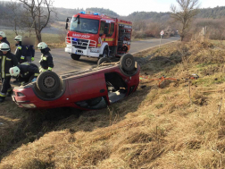 Az autóban egy ember utazott, aki a roncsba szorult