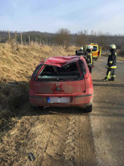 A tűzoltók a kerekeire állították a gépkocsit