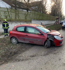 Villanyoszlopnak ütközött egy gépkocsi Őrbottyánban