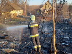 A tűz egy lakóházat és kerítést is veszélyeztette