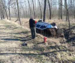 Árokba hajtott egy gépkocsi Törtelen