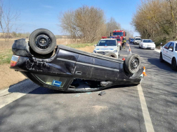 Felborult egy gépkocsi a 31-es főúton