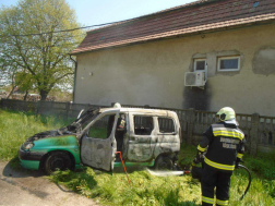 A tűzoltók átvizsgálták a járművet