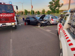 Az összetört autók másik kettő autónak csapódtak