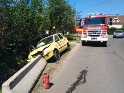 Árokba hajtott, betonterelőnek ütközött egy gépkocsi