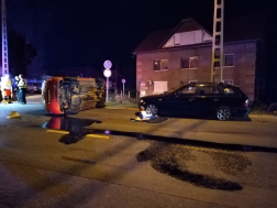 Parkoló gépkocsinak ütközött egy személyautó Kerepesen 