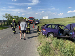 A tűzoltók áramtalanították a gépkocsikat