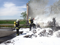 Az oltást követően a tűzoltók visszahűtötték a felmelegedett fém alkatrészeket