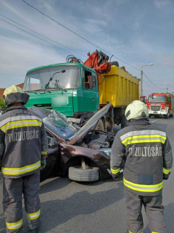  	Személygépkocsi és egy teherautó ütközött össze Maglódon 